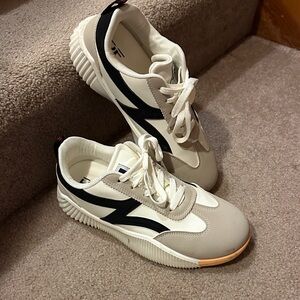 Stylish Black and White DE Florance Women's Sneakers